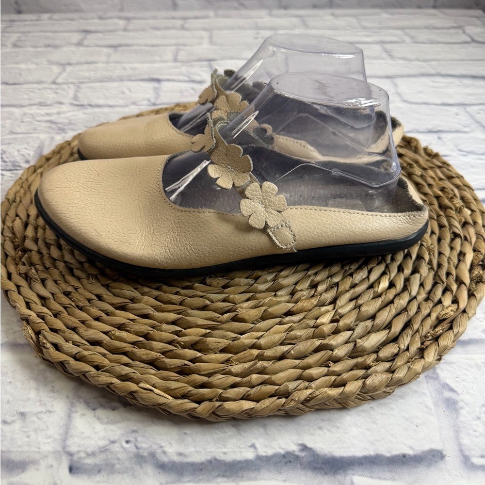 Beige Floral Women's Leather Mules. Size 10. Euro Summer. Feminine. Romantic.
